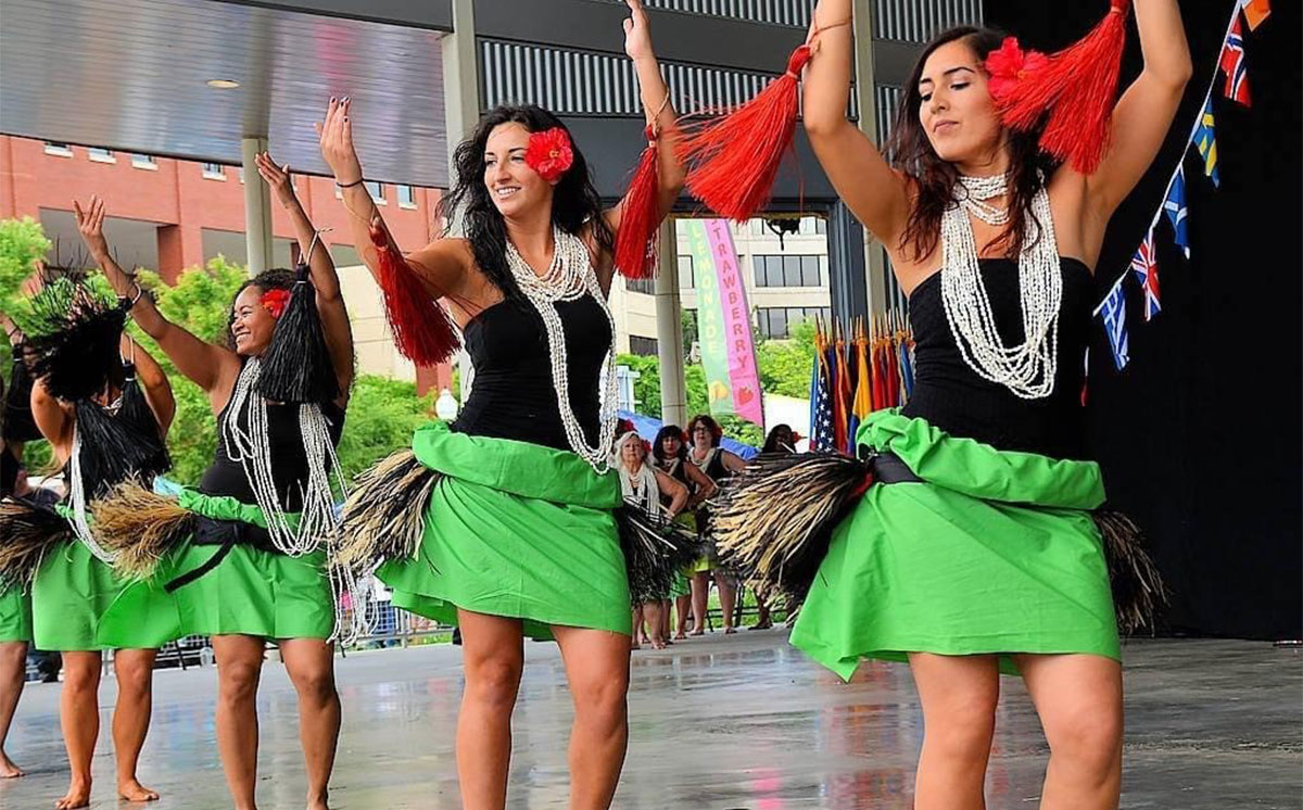 Polynesian-dancers